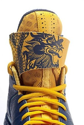 Cận cảnh đôi giày thể thao Air Jordan, mẫu giày có biểu tượng rồng được trang trí ở trên lưỡi giày